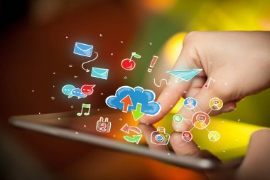 Tablet ile sosyal simgeler dokunmadan parmak