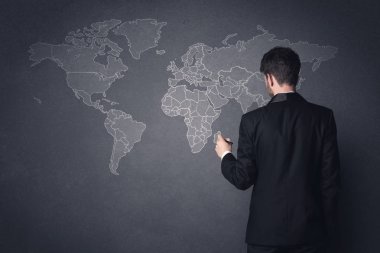 Dünya haritası olan iş adamı