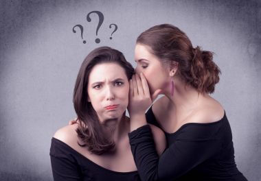 Kız onu kız arkadaşına gizli şeyler söylüyorum