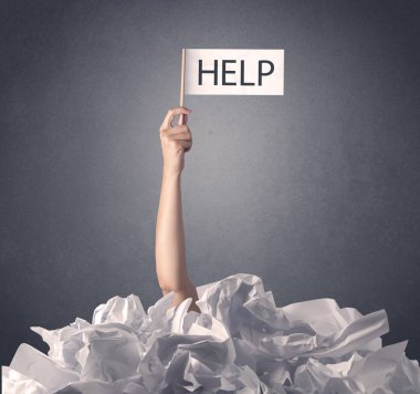 Kadın el yardım işareti tutarak