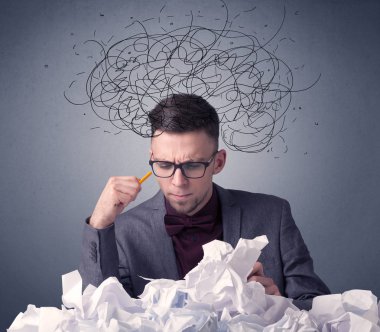 İşadamı buruşuk kağıt üzerinde