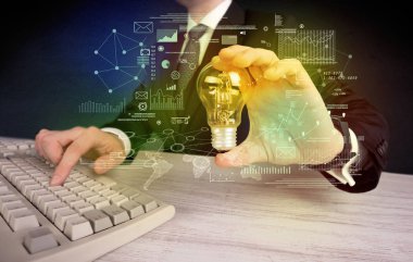 parlak cam ampul tutan işadamı