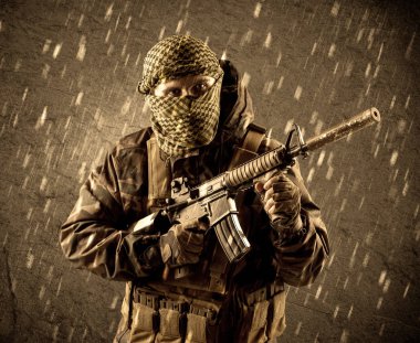 Tehlikeli ağır silahlı terörist asker grungy ra maske ile