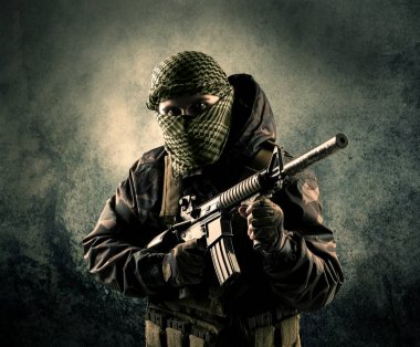 Eski adam Maskeli silahlı askerlerle portresi