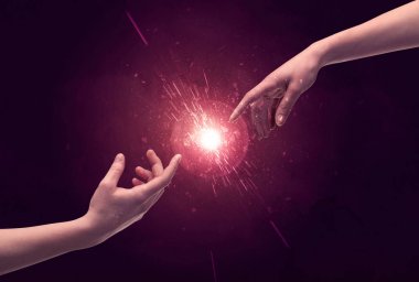 Dokunan eller uzayda ışıldar