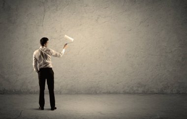 Boş duvarda duran tekerlekli patenci.