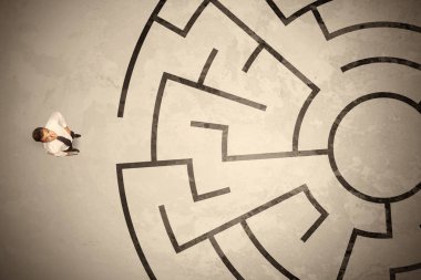 Dairesel labirent bir şekilde arayan iş adam kaybettim