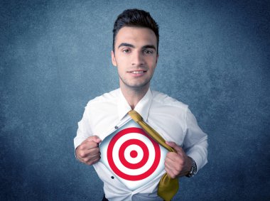 İş adamı göğsünde hedef işareti olan gömleğini yırtıyor.