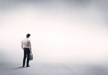 Boş beyaz arkaplanı olan satıcı