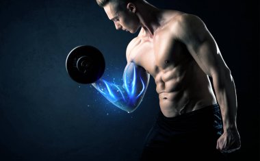 Formda sporcu mavi kas ışığı konseptiyle ağırlık kaldırıyor