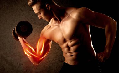 Formda vücut geliştirici, kırmızı kas konseptiyle ağırlık kaldırıyor.