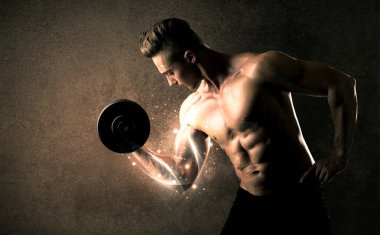 Vücut geliştirici enerji dolu beyaz çizgiler konseptiyle ağırlık kaldırıyor