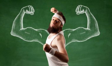 Sıska genç adam çalışıyor.