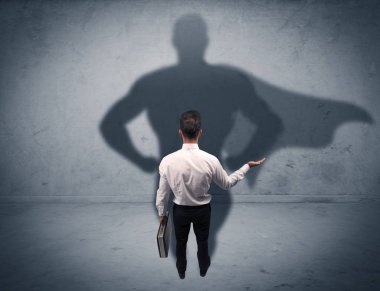 Süper kahraman gölgesi olan başarılı bir iş adamı.