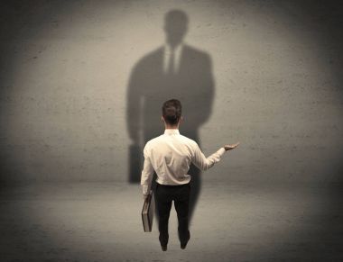 İş adamı büyük gölge kavramına bakıyor