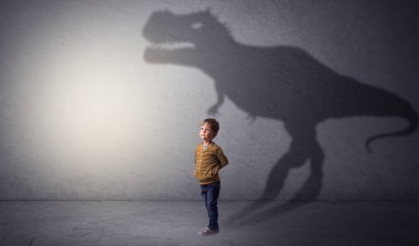 Sevimli çocuk arkasında dinazorların gölge