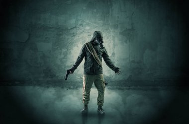 Tehlike adamın önünde bir ufalanan duvar