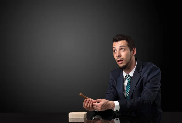 Empresario sosteniendo cigarrillo . — Foto de Stock