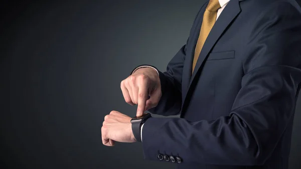 Homem de terno usando smartwatch . — Fotografia de Stock