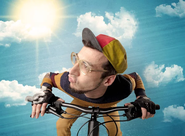 Nerd jinete con bicicleta y buen tiempo — Foto de Stock