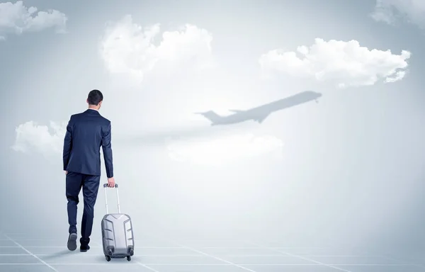 Geschäftsmann mit Kofferblick auf ein Flugzeug — Stockfoto