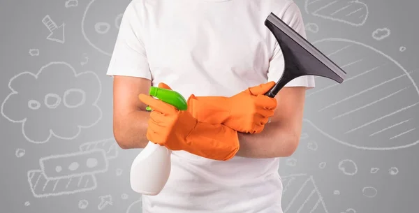 Manliga hushållerska med grå doodled tapeter — Stockfoto