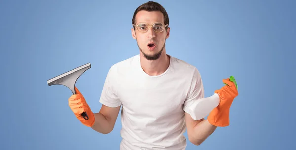 Ama de llaves frente a una pared azul vacía —  Fotos de Stock