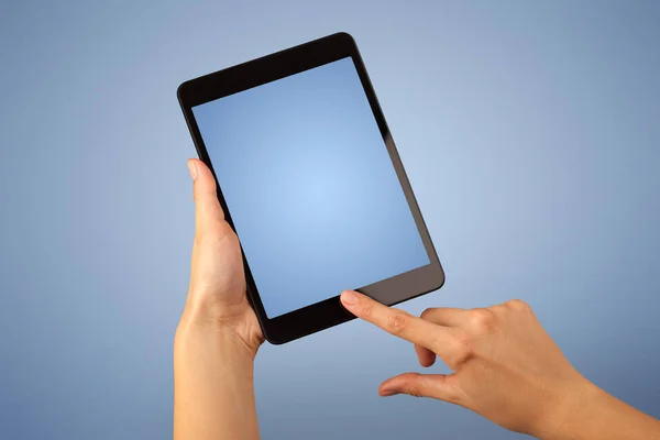 Kvinnlig hand innehav tablet — Stockfoto