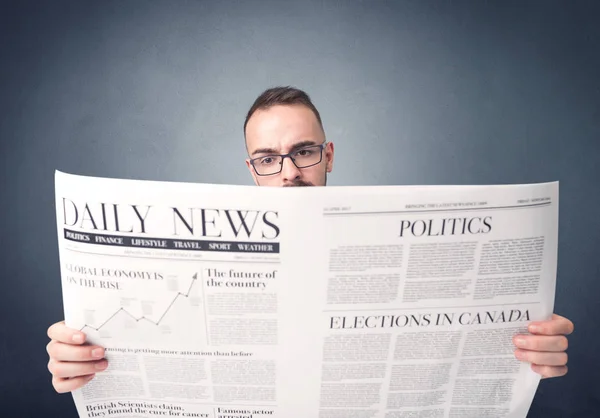 Geschäftsmann liest Zeitung — Stockfoto