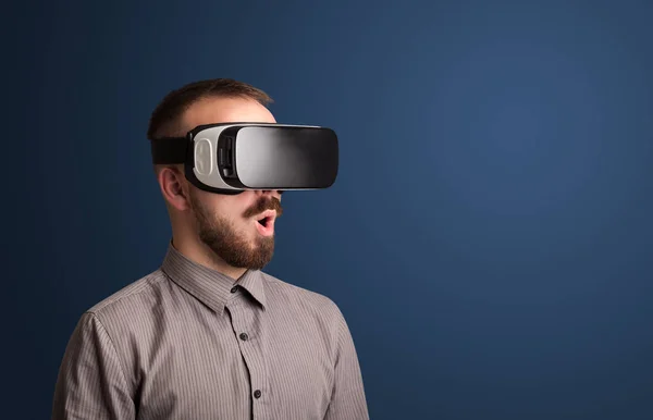 Hombre de negocios con gafas de realidad virtual —  Fotos de Stock