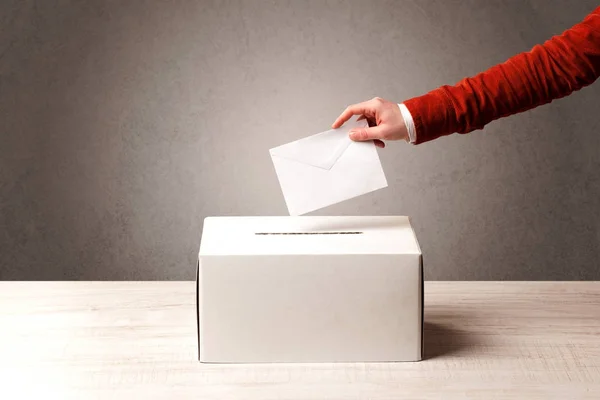 Caixa de cédula com voto de pessoa — Fotografia de Stock
