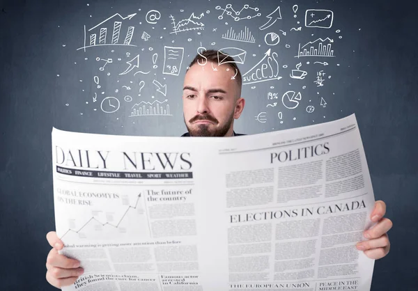 Empresário lendo jornal — Fotografia de Stock