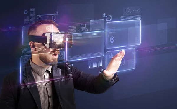 Hombre de negocios con gafas de realidad virtual — Foto de Stock