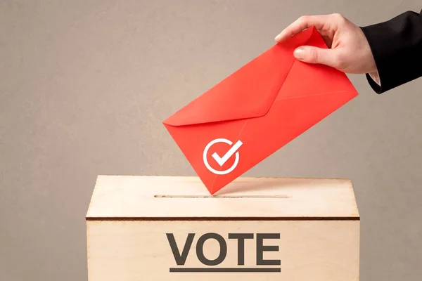 Zblízka mužské ruky dát hlas do volební urny — Stock fotografie