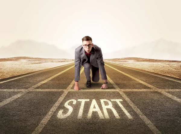 Businessman kneeling in ready position — Stock Photo, Image