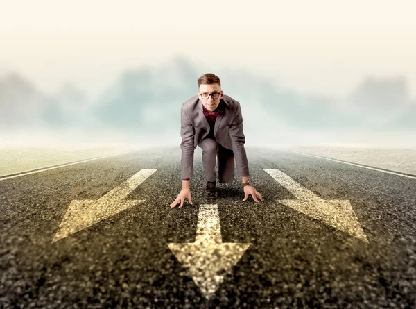 Businessman kneeling in ready position — Stock Photo, Image