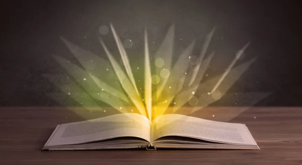 Żółte światła na książki — Zdjęcie stockowe
