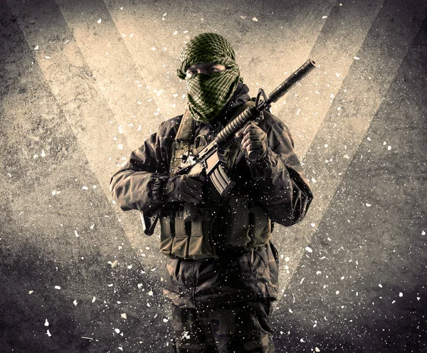 Портрет опасного вооруженного солдата в маске с грубой спиной — стоковое фото