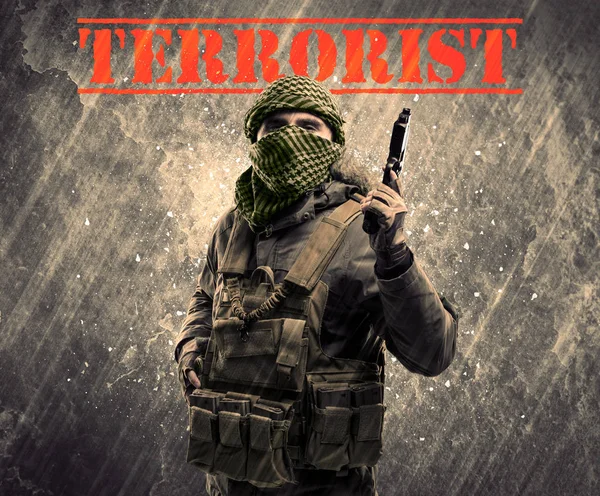 Farliga maskerade och beväpnade mannen med terrorism tecken på grungy bac — Stockfoto