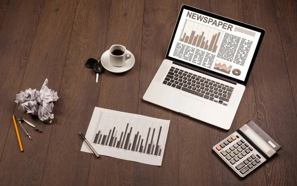 Laptop de negócios com relatório do mercado de ações em mesa de madeira — Fotografia de Stock