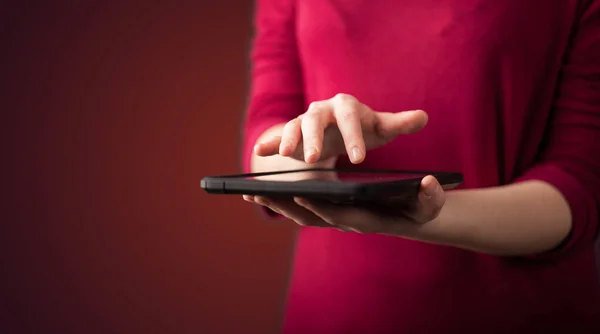 Close up de mão segurando dispositivo tablet touchpad digital — Fotografia de Stock