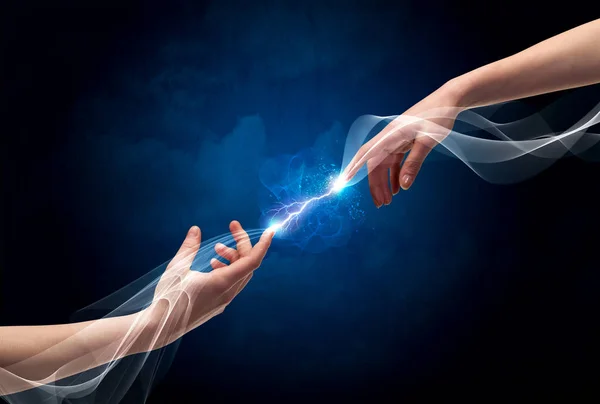 Händerna förbinder genom fingrarna i rymden — Stockfoto