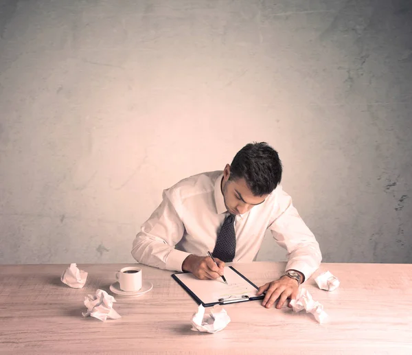 Empresário trabalhando na mesa de escritório — Fotografia de Stock