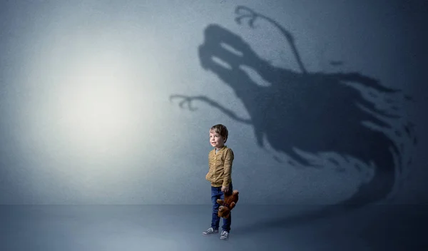 Страшная тень призрака позади ребенка — стоковое фото