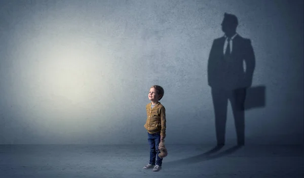 Menino com sombra de homem de negócios — Fotografia de Stock