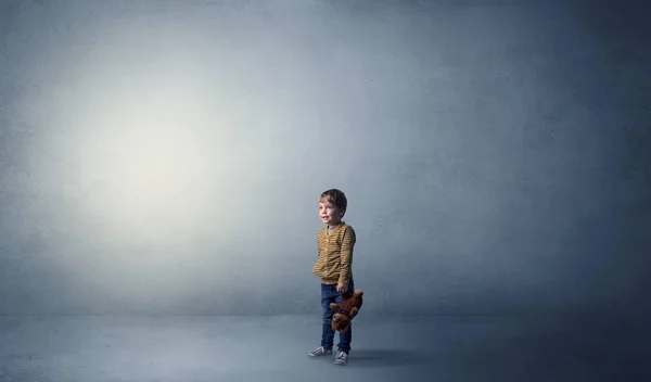 Pequeño niño holgazán en una habitación vacía — Foto de Stock