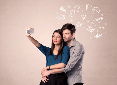 Düşünceleriyle selfie çeken çift.