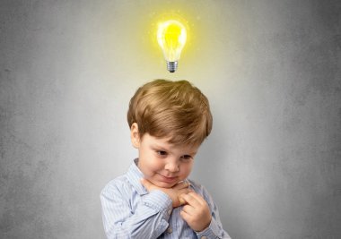 Başının üzerinde ampul ile küçük çocuk mull üzerinde