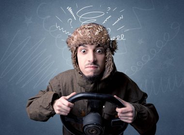 Elinde direksiyon tutan adam