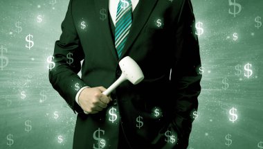 Businassman ayakta elinde aracıyla.